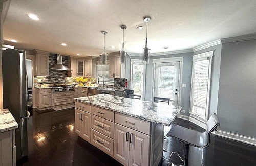 Bartlett House | Heaven: 4BR/3.5 BT - Large Spacious Home w/Beautiful Sunroom