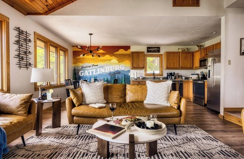 Gatlinburg - Pigeon Forge Cabin | 🌄Heaven’s Gate🌄Smoky Mtn Views/Pool/Game room/Hot tub/Fireplace