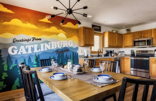 Gatlinburg - Pigeon Forge Cabin | 🌄Heaven’s Gate🌄Smoky Mtn Views/Pool/Game room/Hot tub/Fireplace