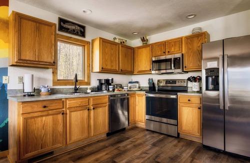 Gatlinburg - Pigeon Forge Cabin | 🌄Heaven’s Gate🌄Smoky Mtn Views/Pool/Game room/Hot tub/Fireplace