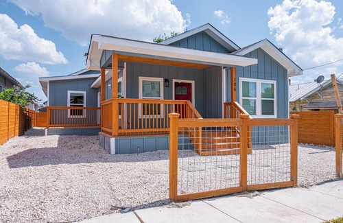 Historic Garderns Cottage | Heaven-sent Convenient 4br/3BA Near Downtown
