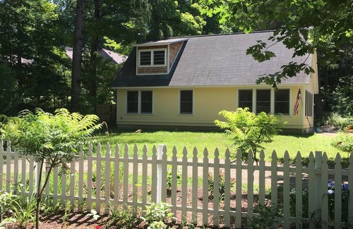 Lakeside House | Heavenly Haven for Lake Lovers (with private beach access)