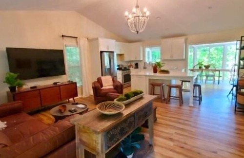 Huddleston House | Heavenly Hideaway: Makeover in 2020, Pool Table, Covered dock with Sundeck, Privacy!