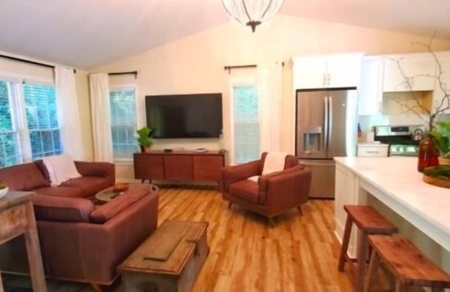 Huddleston House | Heavenly Hideaway: Makeover in 2020, Pool Table, Covered dock with Sundeck, Privacy!