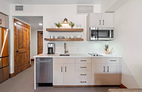 Tamarack Apartment | Heavenly Pine Lodge Queen Studio Condo - Serene Studio with Balcony