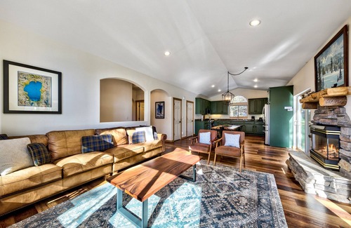 Montgomery Estates House | Heavenly Retreat- Hot Tub, Pool Table, Pets, Air Conditioning