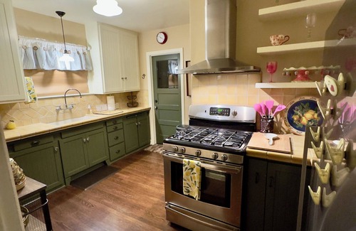 Merced House | Heavenly Stay! Charming 3-bedroom house in heart of Merced with WiFi and AC