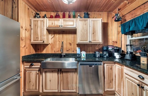 Gatlinburg - Pigeon Forge Cabin | Heavenly Views, Hot Tub, Short Drive to Fun