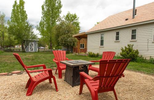 Heber House | Heber base camp sleeps 7 fire pit pets ok AC
