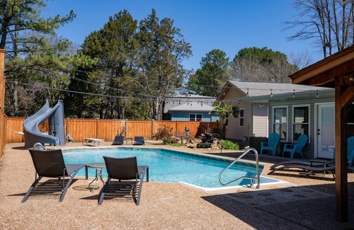 Heber Springs House | Heber Springs Home w/Heated Pool! Walk to Sandy Beach & Greers Ferry Lake!