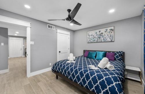 Houston Heights Apartment | Heights 1BR Chic Apt with King Bed & Pool