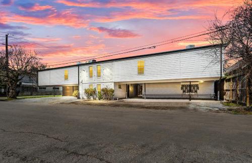 Houston Heights Apartment | Heights 1BR Chic Apt with King Bed & Pool