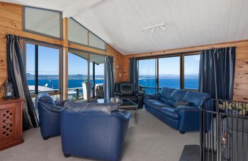 Acacia Bay House | Heights Haven - Acacia Bay Holiday Home