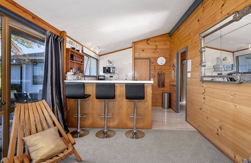 Acacia Bay Cottage | Heights Haven - Acacia Bay Holiday Home