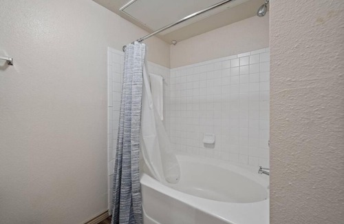 Downtown Oklahoma City Apartment | HEIRS VENTURES : Patriot . Near Civic Center . Museum . OKC Thunder Arena . With Washer and Dryer