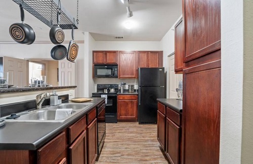 Downtown Oklahoma City Apartment | HEIRS VENTURES : Patriot . Near Civic Center . Museum . OKC Thunder Arena . With Washer and Dryer