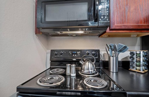Downtown Oklahoma City Apartment | HEIRS VENTURES : Patriot . Near Civic Center . Museum . OKC Thunder Arena . With Washer and Dryer