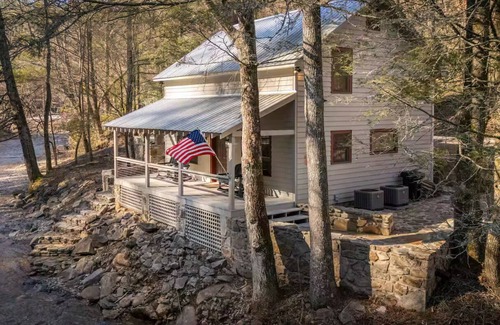 Helen Cabin | Helen's Newest Riverfront Rental on the Chattahoochee River