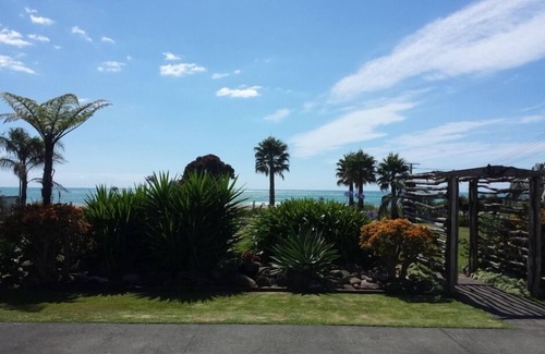 Tokomaru Bay Apartment | Helen's Villa Beach Front Accommodation