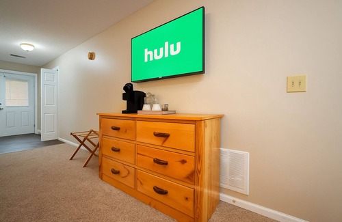 Helen Apartment | Helen Studio – King Bed, Roku TV, Private Deck