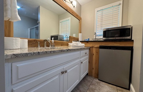 Helen Apartment | Helen Studio – King Bed, Roku TV, Private Deck
