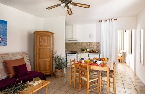 Cargese Apartment | Helios2 2/4pers - 1 bedroom -beach 5 minutes walk, heated pool 28 degrees.
