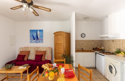 Cargese Apartment | Helios2 2/4pers - 1 bedroom -beach 5 minutes walk, heated pool 28 degrees.