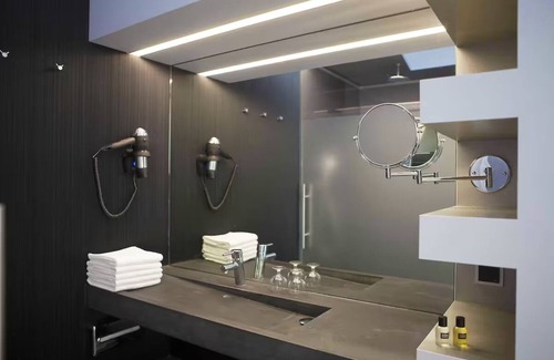 Municipality of Helmond Hotel | Helmond Stay with Playground & Swimming Pool Access and Nearby Trails