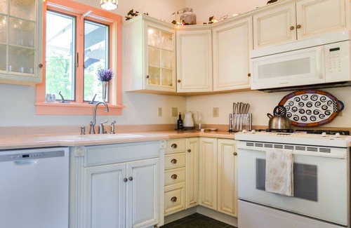 Dundee Cottage | Helvetia House: Historical Lake Home on Keuka Lake Wine Trail!