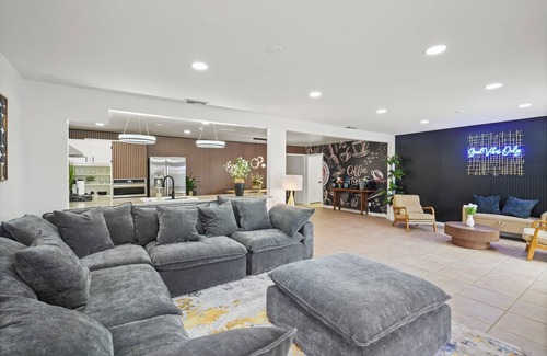 East Hemet House | Hemet Family Retreat - Pool - Jacuzzi - FirePit - Games - Gym -