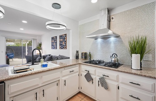 East Hemet House | Hemet Family Retreat - Pool - Jacuzzi - FirePit - Games - Gym -