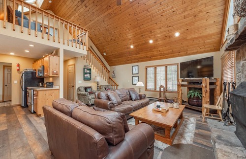 Blakeslee House | Hemlock Chalet: Lake Access, Dogs Welcome, Dock Slip!