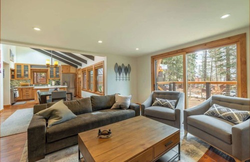 Carnelian Bay Cabin | Henderson by AvantStay | Lake View! Walk to Beach, Garwoods & More!