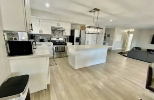 Highland Hills House | Henderson House 6beds,Pool,backyard,pet friendly, free parking