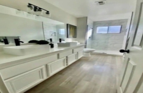 Highland Hills House | Henderson House 6beds,Pool,backyard,pet friendly, free parking