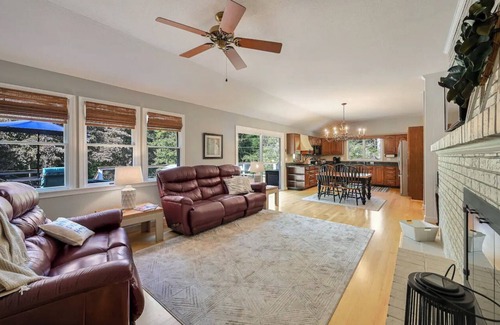 Hendersonville House | 🍁Hendersonville Hideaway 3 beds/3baths Sleeps 8. Fresh updates throughout. 🍁🍂