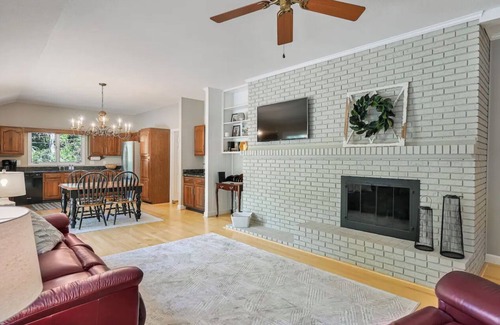 Hendersonville House | 🍁Hendersonville Hideaway 3 beds/3baths Sleeps 8. Fresh updates throughout. 🍁🍂