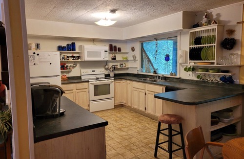 Clayton House | Henri's Place - Charming 1/1 near Downtown Clayton! Dog Friendly!