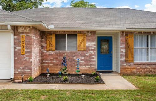 Fredericksburg House | Henrietta Haus pet friendly and private hot tub