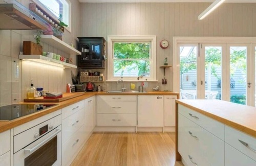 Stepney House | Henry Morcomb, 2 bdrm sleeps 4 WiFi