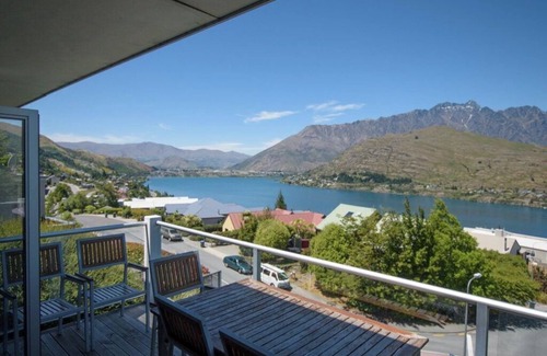 Queenstown House | Hensman Heights Stunning Lake & Mountain Views - Close to town - guests love it