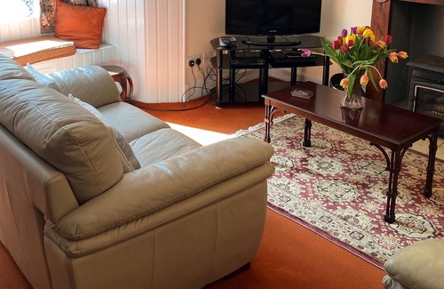 Castle Douglas Cottage | Hensol Lodge - a cottage that sleeps 4 guests in 2 bedrooms