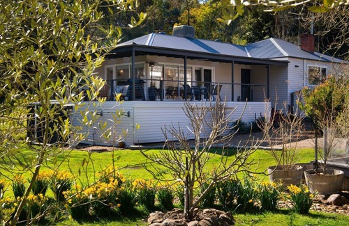 Hepburn Springs House | Hepburn Springs Retreat- stylish & light-filled