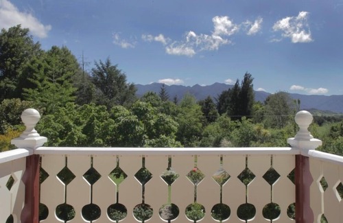 Takaka House | Heritage homestead, retreat, mountain views, peace