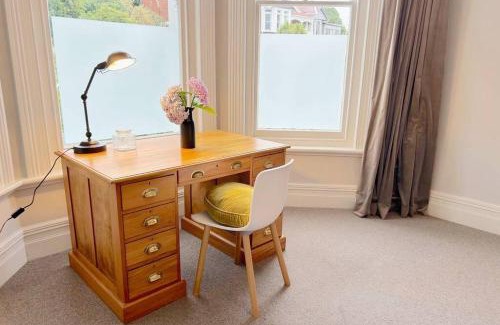 Dunedin City Centre Villa | Heritage Honey - Walk to Octagon, Museum & Cafes