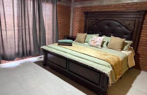 Chihuahua Apartment | Hermosa cabaña completamente equipada con alberca y jardín