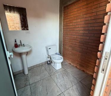 Chihuahua Apartment | Hermosa cabaña completamente equipada con alberca y jardín