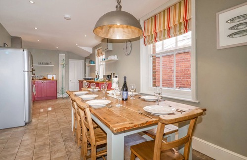 Southwold Cottage | HERON HOUSE, SOUTHWOLD, pet friendly, with open fire in Southwold
