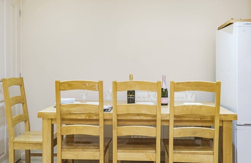 Hatfield House | Hertfordshire Cozy Home Large Groups
