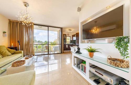Herzliya Pituach Apartment | Herzliya Pituach Apartment with Pool, by the Beach